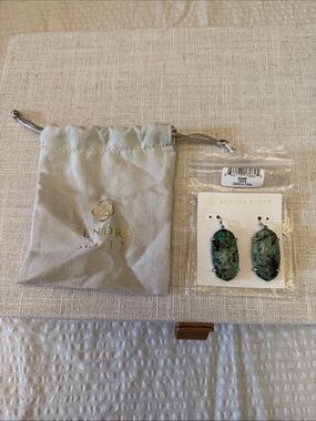 Kendra Scott Esme Earrings in green stone - NWT and cloth bag!